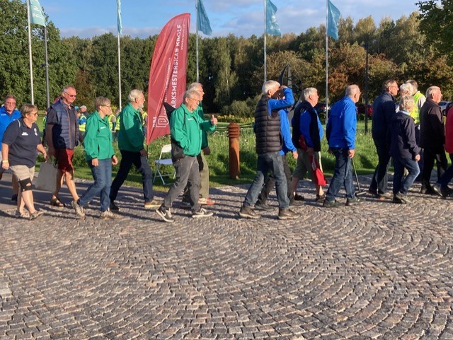 Indmarch til DM i Jørlunde de 4 grønne: Susanne, Peter, John og Christian. Lige foran ses Benløse 4 vindere i blåt.