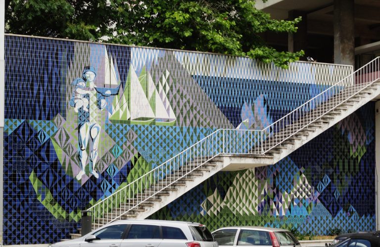 La belleza de la azulejos se ve en los murales urbanos 