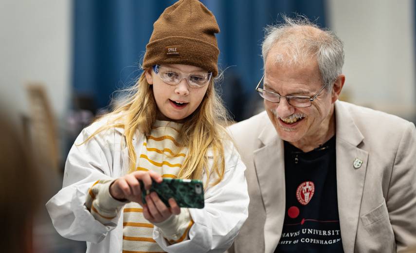 I lære som miniforsker: Nobelprismodtager besøgte Videnskabsklubben
