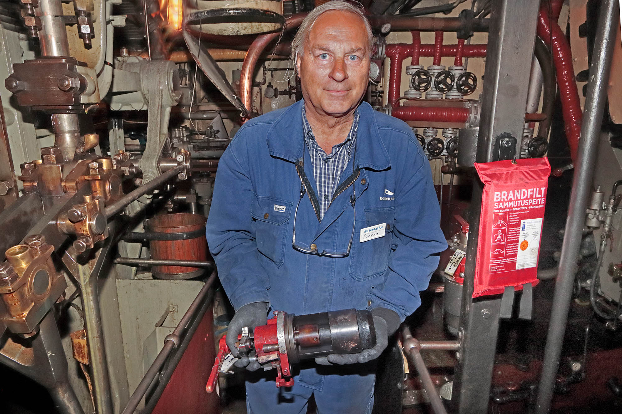 <span class="uc_style_uc_tiles_grid_image_elementor_uc_items_attribute_title" style="color:#ffffff;">Pierre visar en oljebrännare för ångpannan</span>