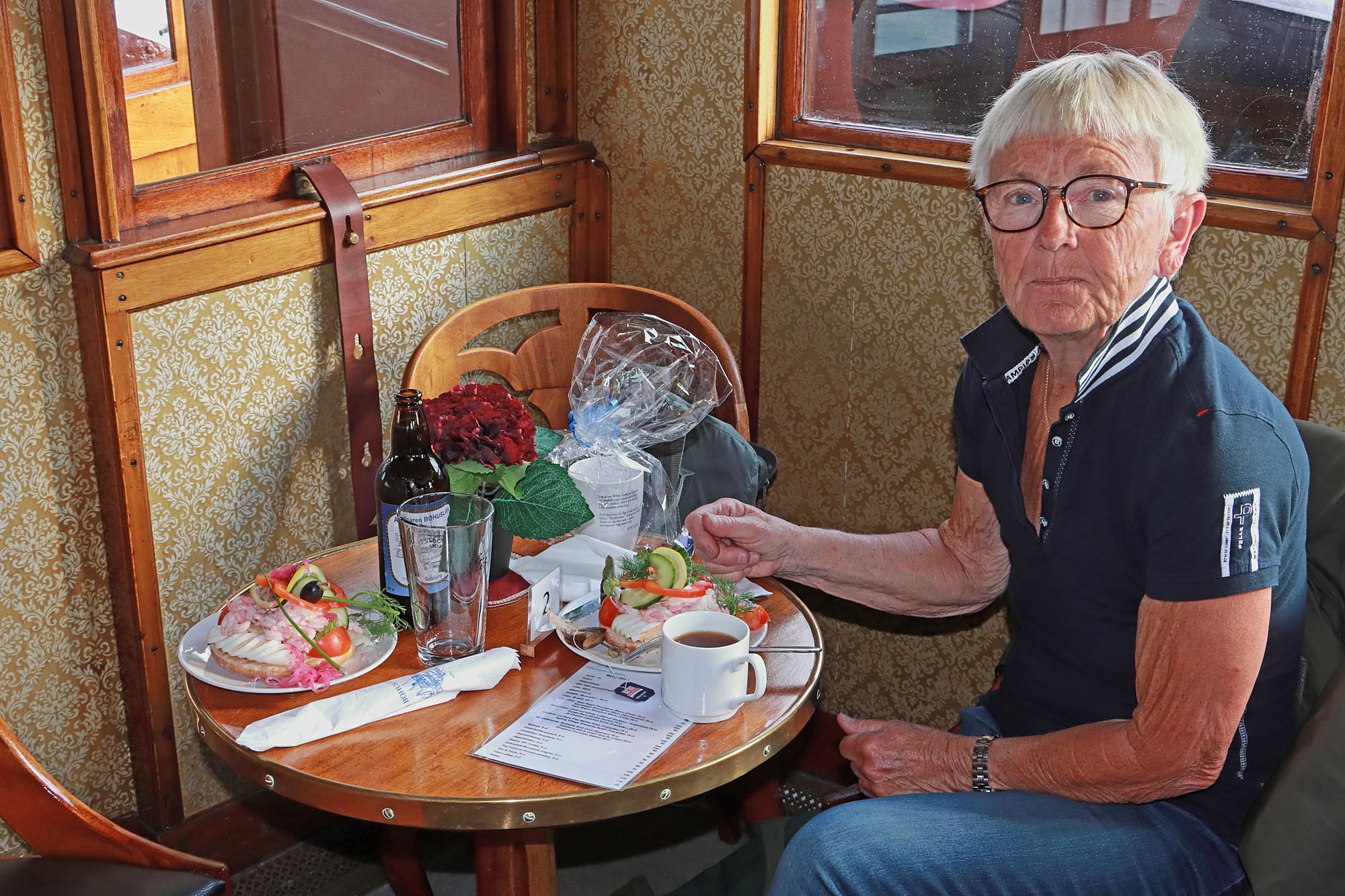 <span class="uc_style_uc_tiles_grid_image_elementor_uc_items_attribute_title" style="color:#ffffff;">Räkmackor och öl</span>
