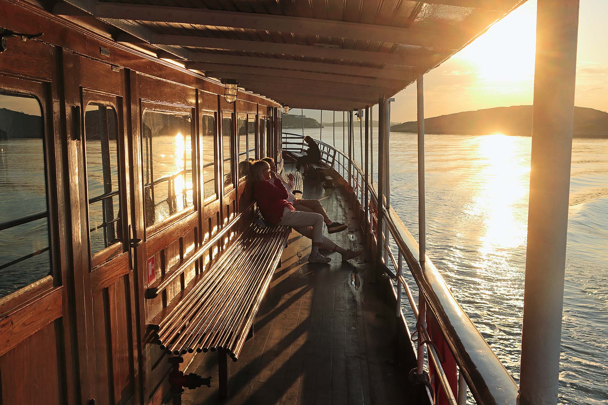 <span class="uc_style_uc_tiles_grid_image_elementor_uc_items_attribute_title" style="color:#ffffff;">Solnedgång på promenaddäck</span>