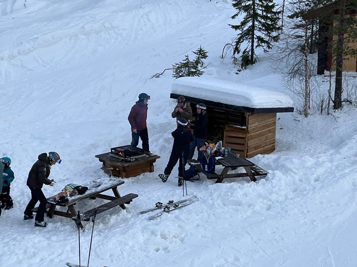 På ski i Sverige: Så skal der grilles hotdogs