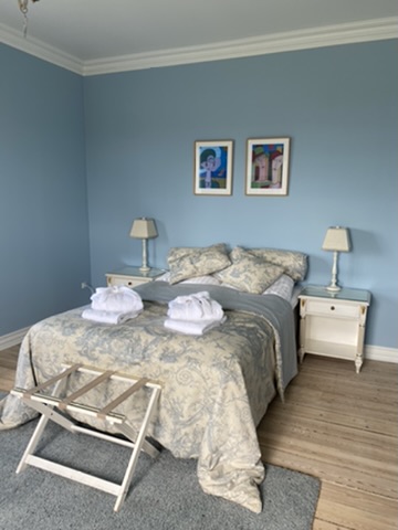Billede af seng på det blå værelse på Villa Albeck Bed and Breakfast