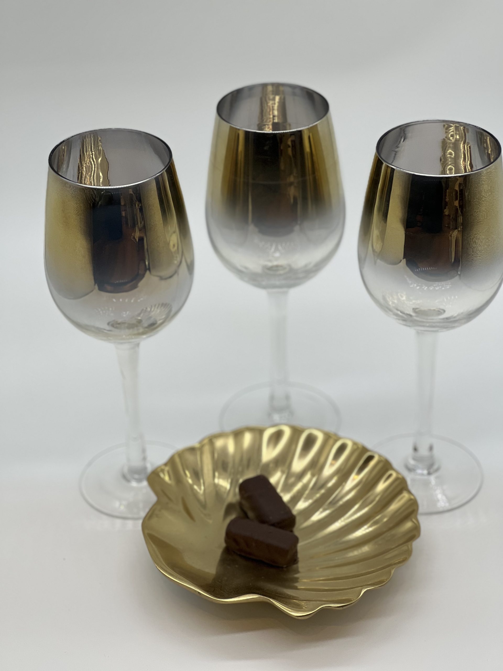 Guldfärgade vin glas