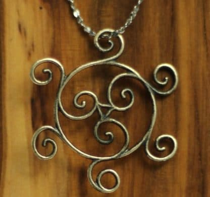 Elegant triskelion i antikbehandlat silver