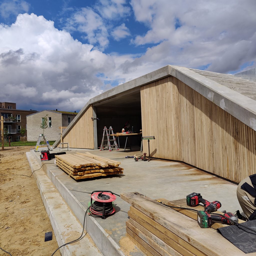 næsten færdig side af træliste facade