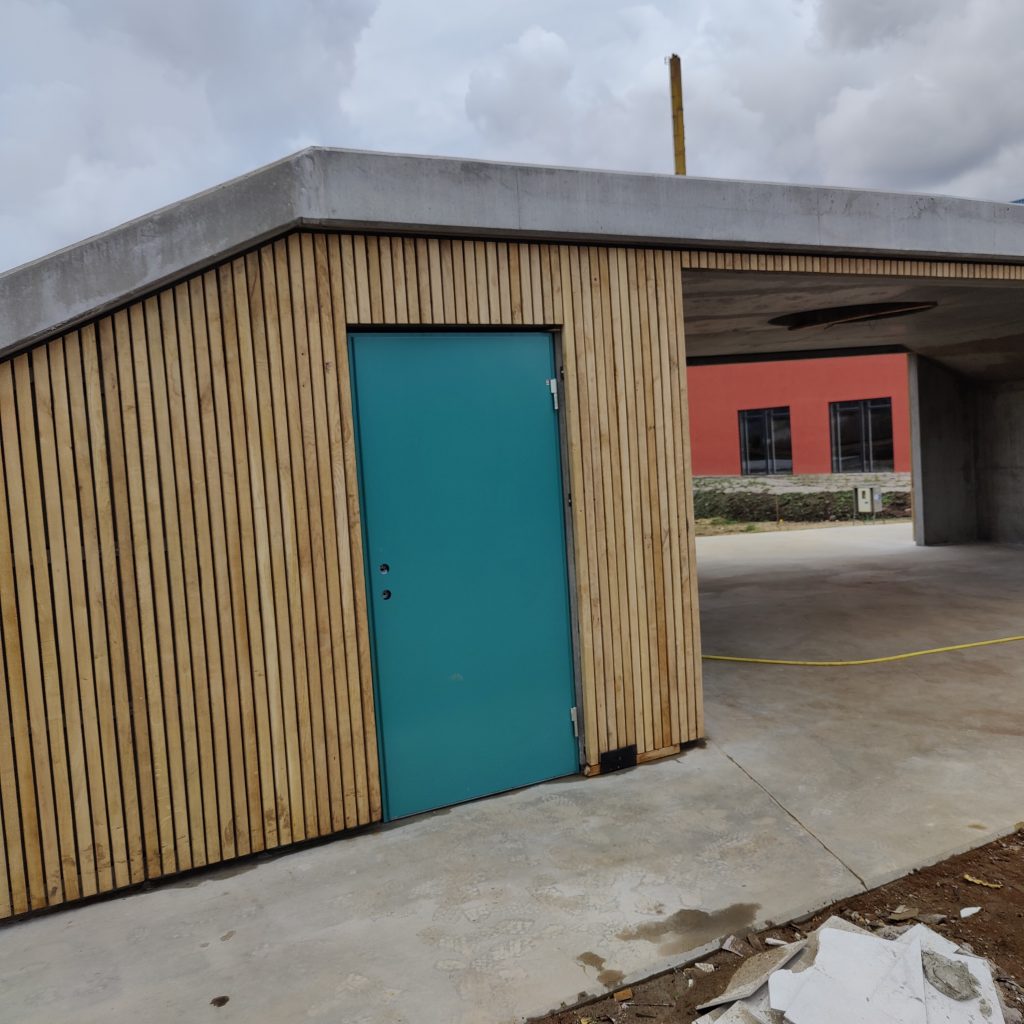 den nye dør som har fået træliste facade rundt om sig