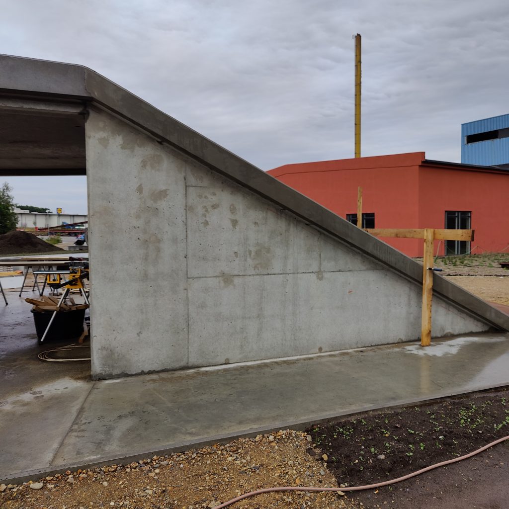 Betonklods før træliste facaden