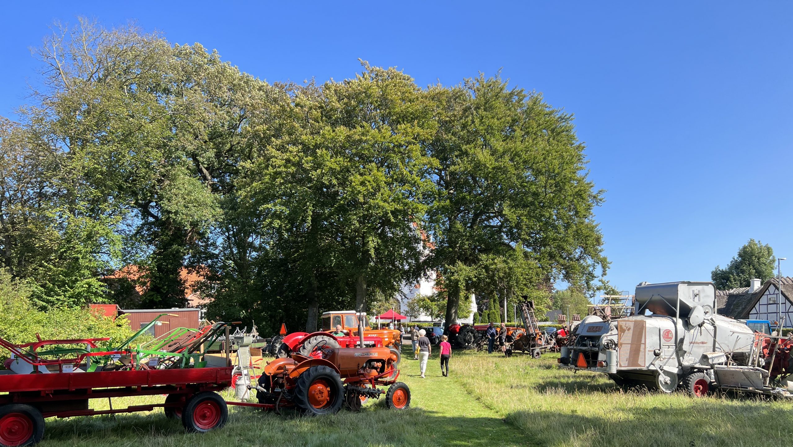 Udstilling af landbrugsmaskiner foran kirken