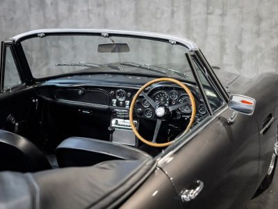 Aston Martin DB6 Vantage Volante