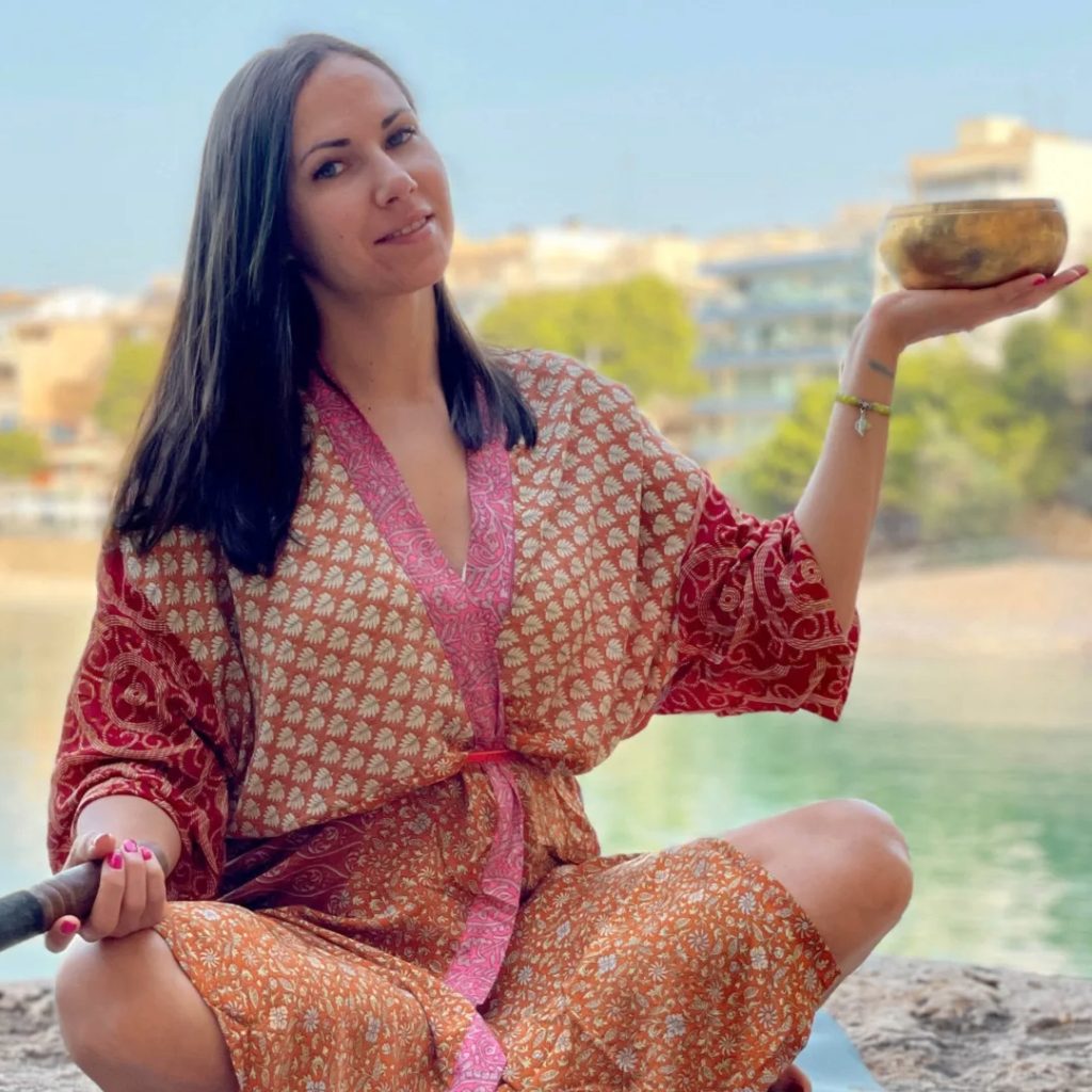 Utforsk yoga og kulturelle skatter i den unike kystbyen Batumi i Georgia, omfavnet av majestetiske fjell og historisk arv. Ta del i en reise med Daria gjennom yoga, meditasjon og stillhet.