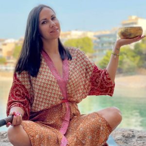 Utforsk yoga og kulturelle skatter i den unike kystbyen Batumi i Georgia, omfavnet av majestetiske fjell og historisk arv. Ta del i en reise med Daria gjennom yoga, meditasjon og stillhet.