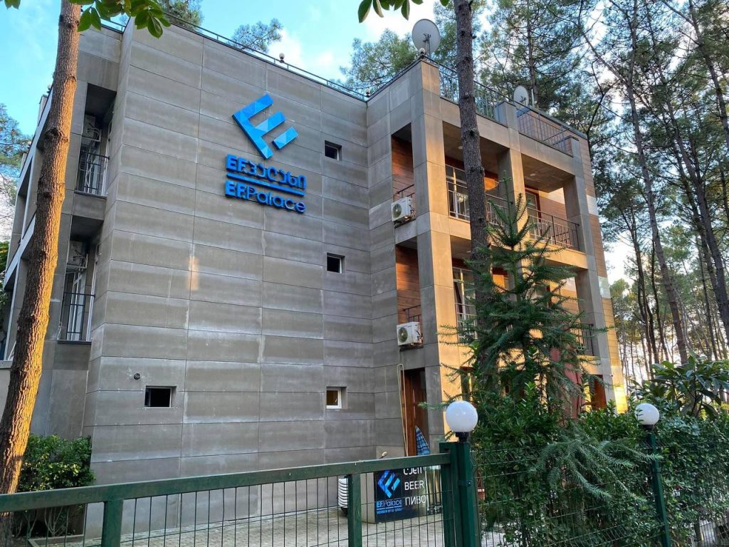 EF Palace Hotel & Restaurant ligger idyllisk til i Shekvetili, nær Batumi, rett ved kysten av Svartehavet. Dette familieeide hotellet er omgitt av skog og tilbyr en rolig atmosfære og en perfekt setting for yoga og avslapning.