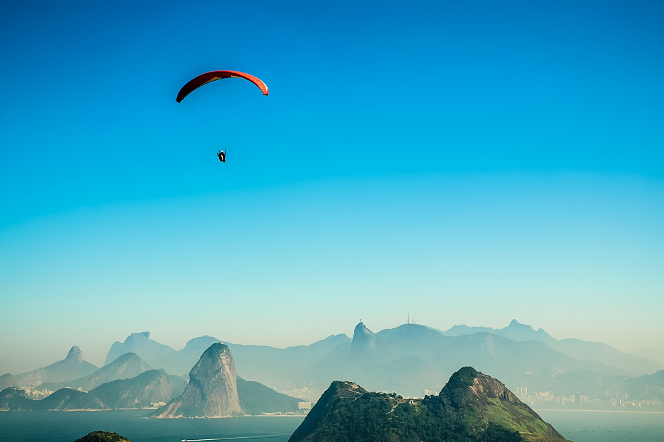 Hang Gliding, Paragliding, and Parasailing in Rio de Janeiro - Asa Delta, Parapente e Parasailing no Rio de Janeiro - Drachenfliegen, Gleitschirmfliegen und Parasailing in Rio de Janeiro - Deltavliegen, Paragliden en Parasailing in Rio de Janeiro - Drachenfliegen, Gleitschirmfliegen und Parasailing in Rio de Janeiro - Ala Delta, Parapente y Parasailing en Rio de Janeiro - Deltaplane, parapente et parachute ascensionnel à Rio de Janeiro - リオデジャネイロでのハンググライダー、パラグライダー、パラセーリング