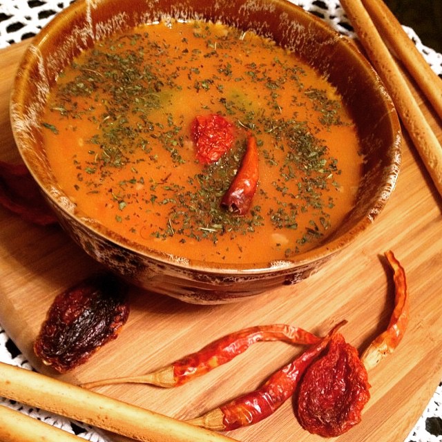 Шифа чорбасы - национальный турецкий суп из чечевицы, моркови, перца и зелени