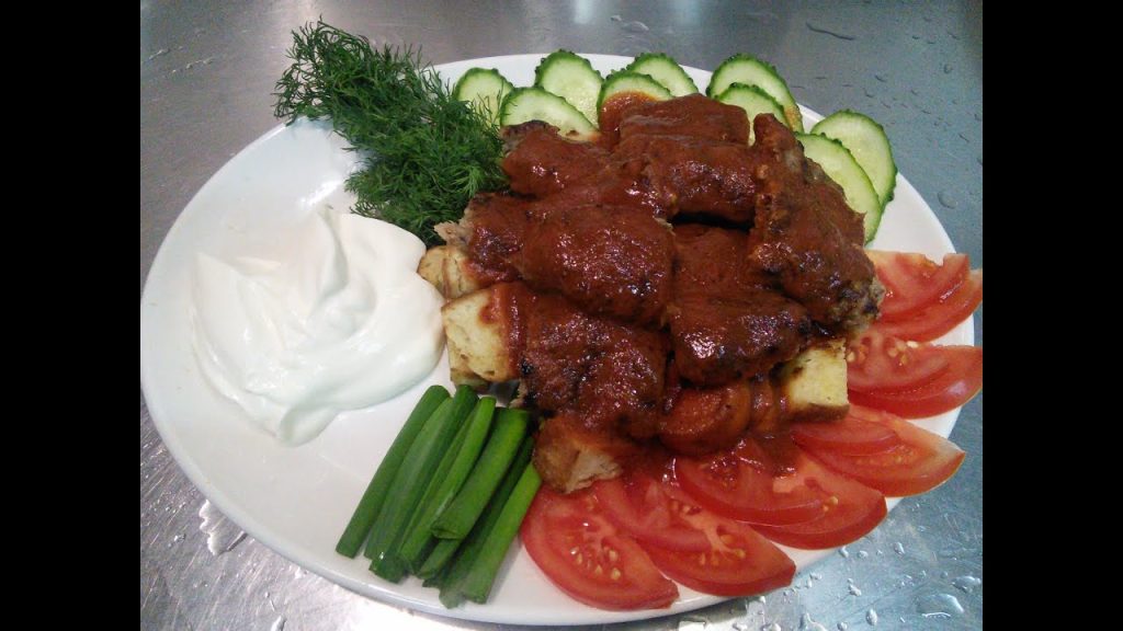 Искандер-кебаб - вид национального турецкого блюда на тарелке