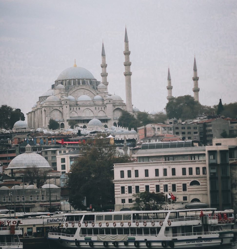 Вид на мечеть Фатих в Стамбуле