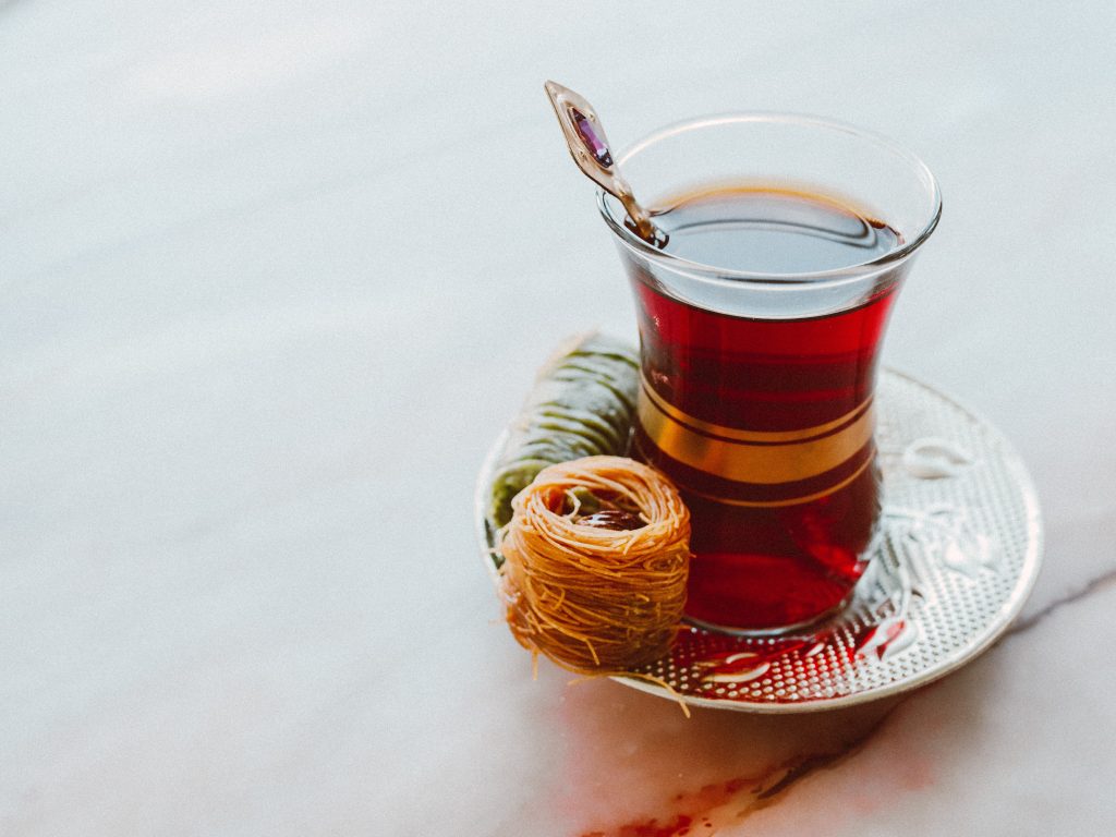 Турецкий чай в маленьких специальных стаканах
