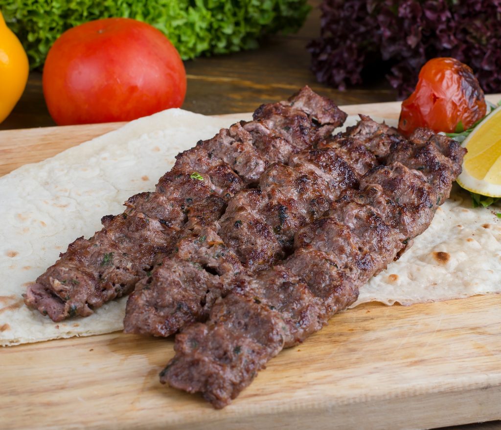 Адана-кебаб - национальное турецкое блюдо в виде фарша