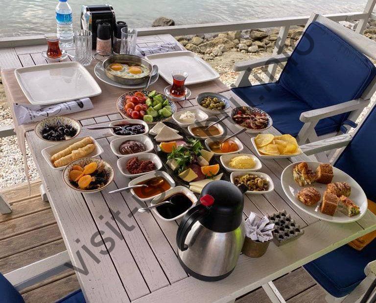 стол с турецким завтраком: чай, кофе, выпечка, овощи, нарезка, оливки и другое