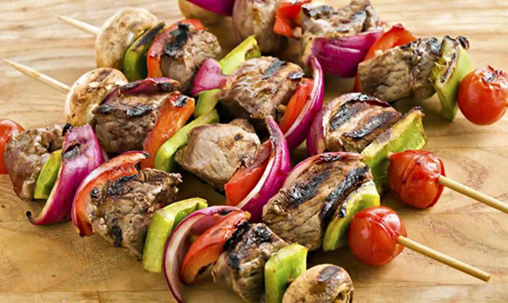 Шиш-кебаб - похож на наш шашлык, ещё одно блюдо турецкой кухни