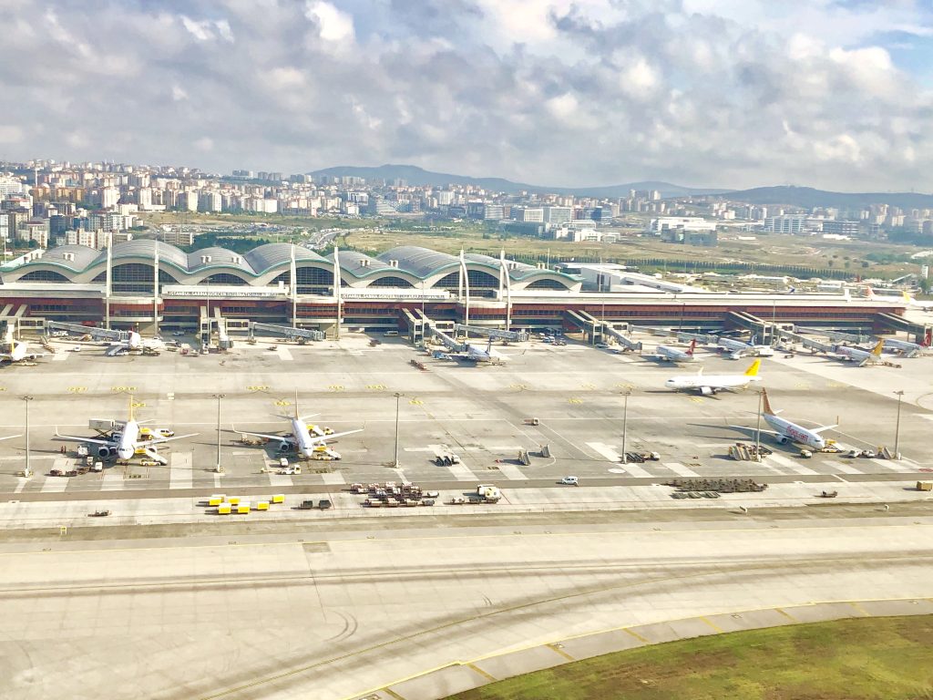 Вид на аэропорт Сабиха Гёкчен