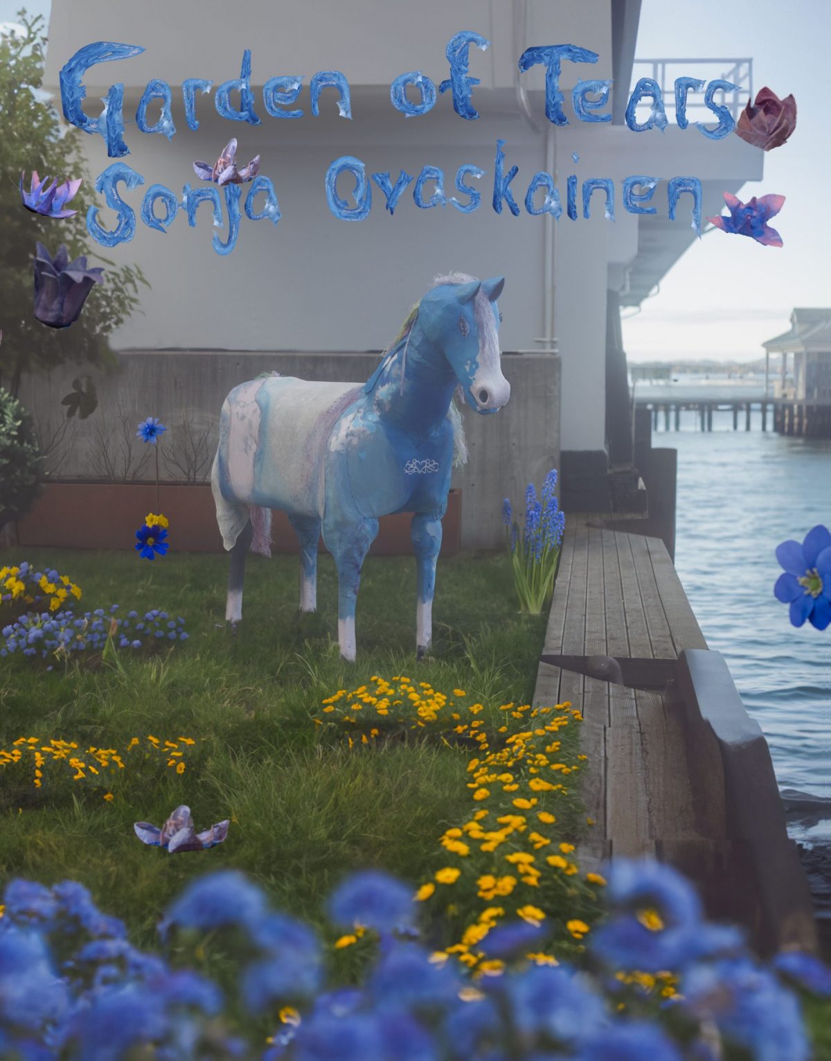 Skulptur av hest plassert i et blomsterbed Sonja Ovaskainen