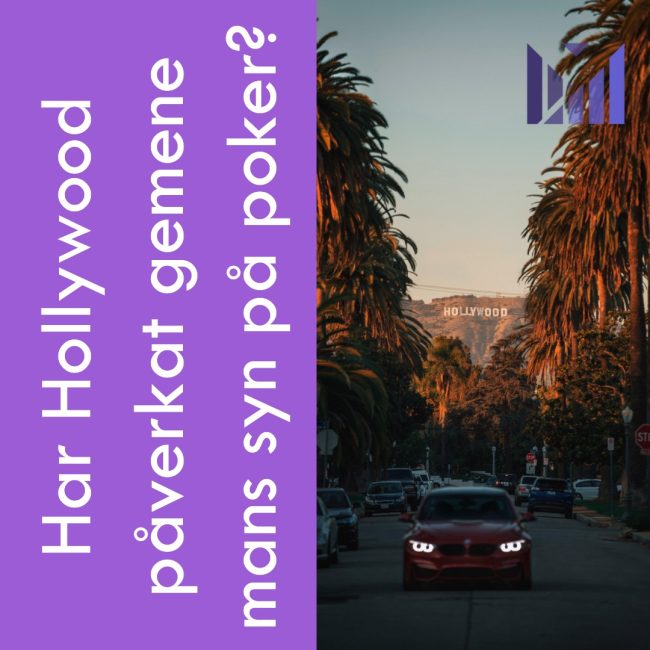 Ett foto av en gata i Hollywood med palmer på båda sidorna och skymten av den berömda Hollywood-skylten i fjärran under en varm solnedgång. I förgrunden kör en röd bil. Bilden har en lila sidopanel med texten 'Har Hollywood påverkat gemene mans syn på poker?'. I övre högra hörnet finns VividWebs lila logga