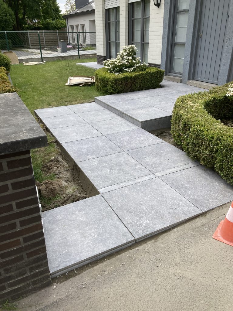 Realisatie terras of oprit aangelegd door Vloerwerken Azou — project 4