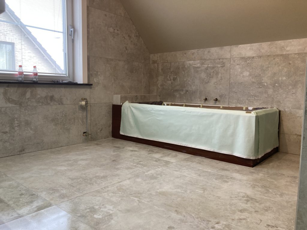 image00002 Lichte badkamer met inloopdouche en wandtegels in zachte tint
