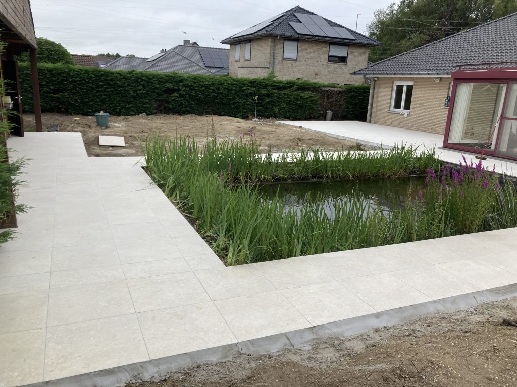 Realisatie terras of oprit aangelegd door Vloerwerken Azou — project 2