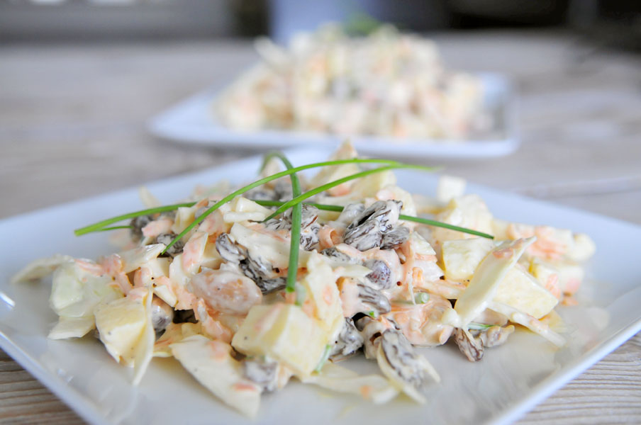 koolsalade met appel, noten en rozijnen