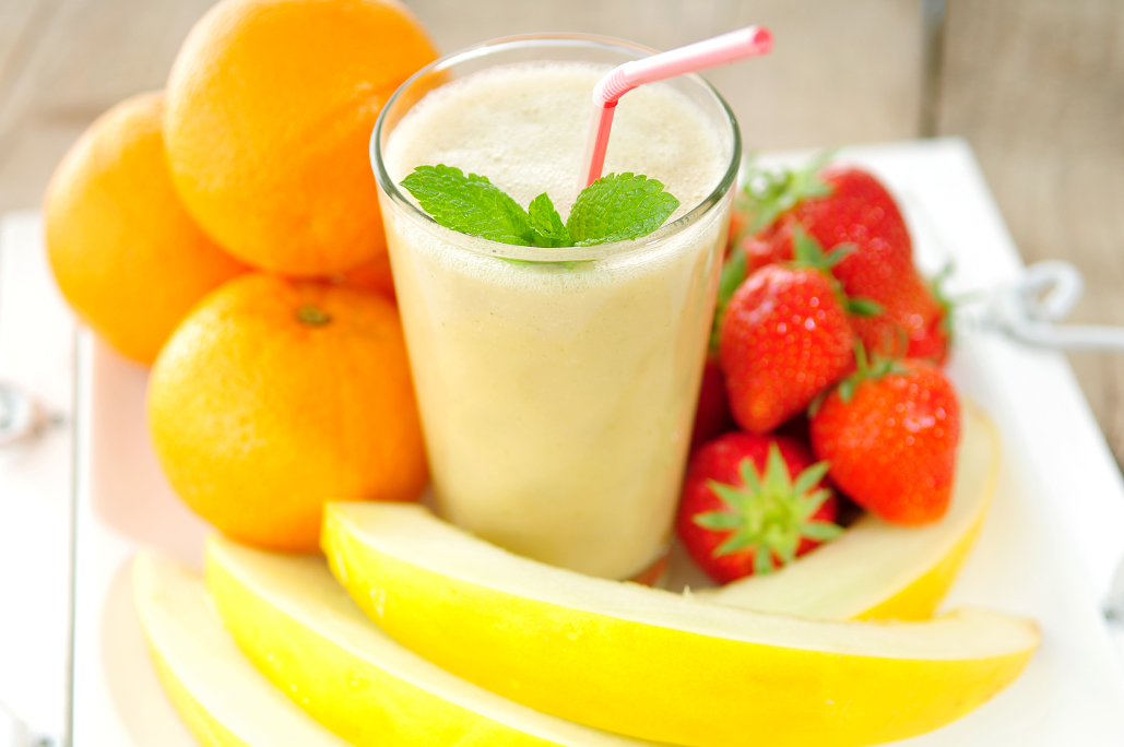 smoothie van karnemelk en vers fruit