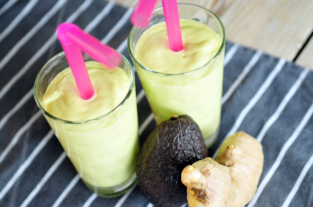 Groene smoothie van mango avocado en gember