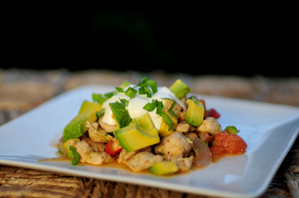 kip met avocado en basilicum