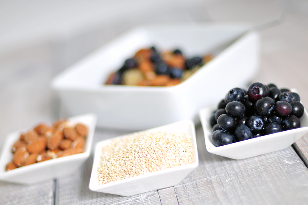 Quinoa ontbijt met amandelen en bosbessen