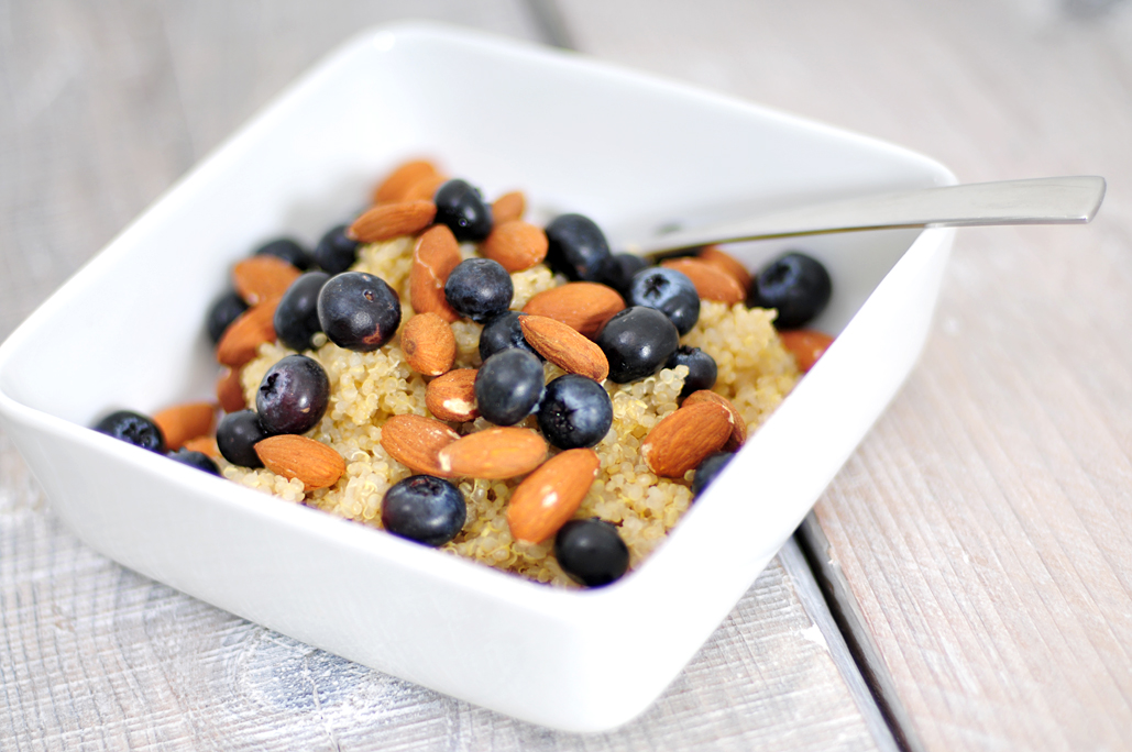 Quinoa ontbijt met amandelen en bosbessen