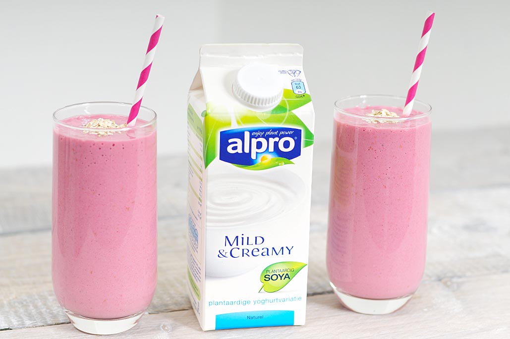 Ontbijtsmoothie van plantaardige yoghurtvariatie zonder lactose