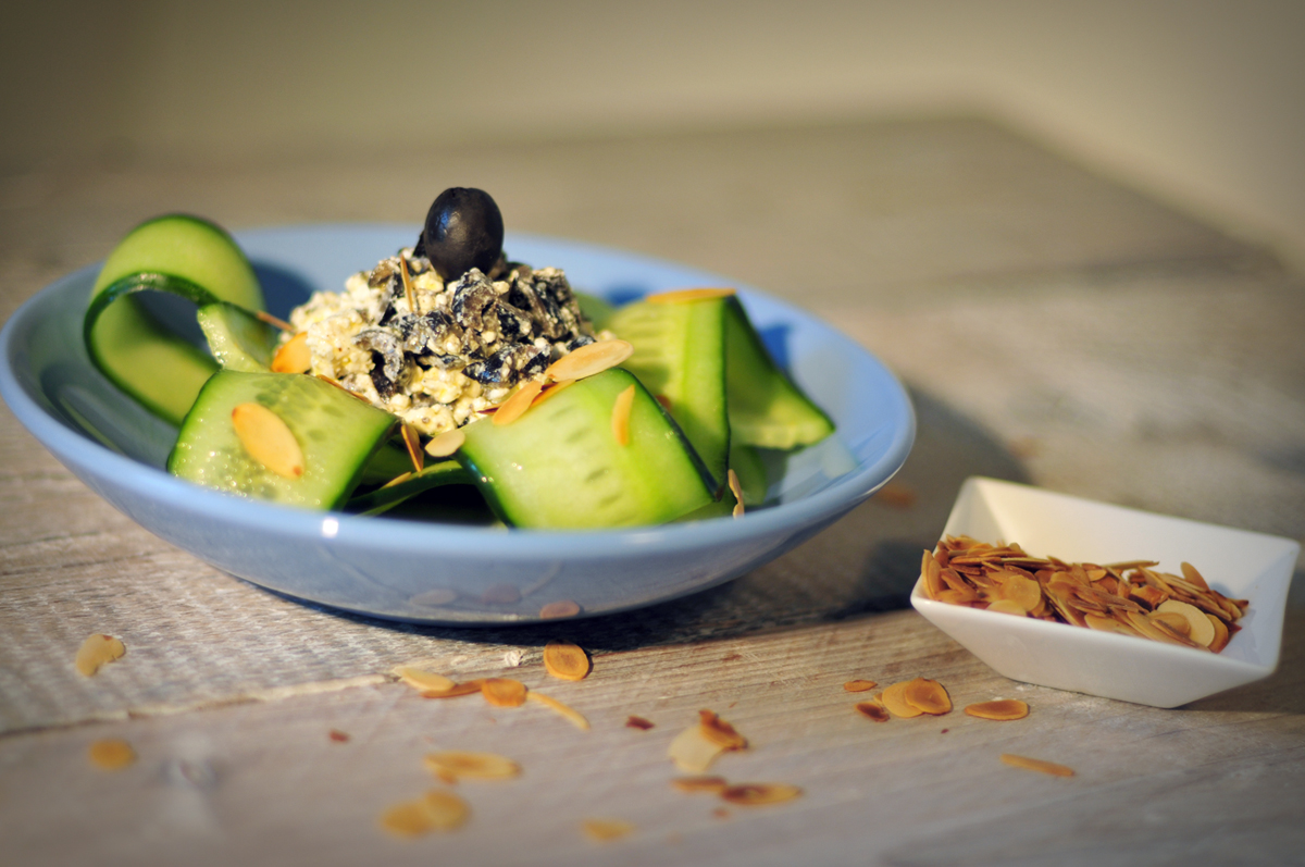 Komkommersalade met feta en zwarte olijven