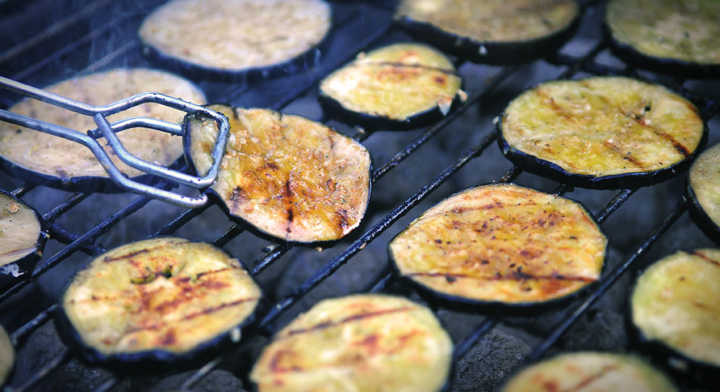 Gegrilde aubergine van de BBQ