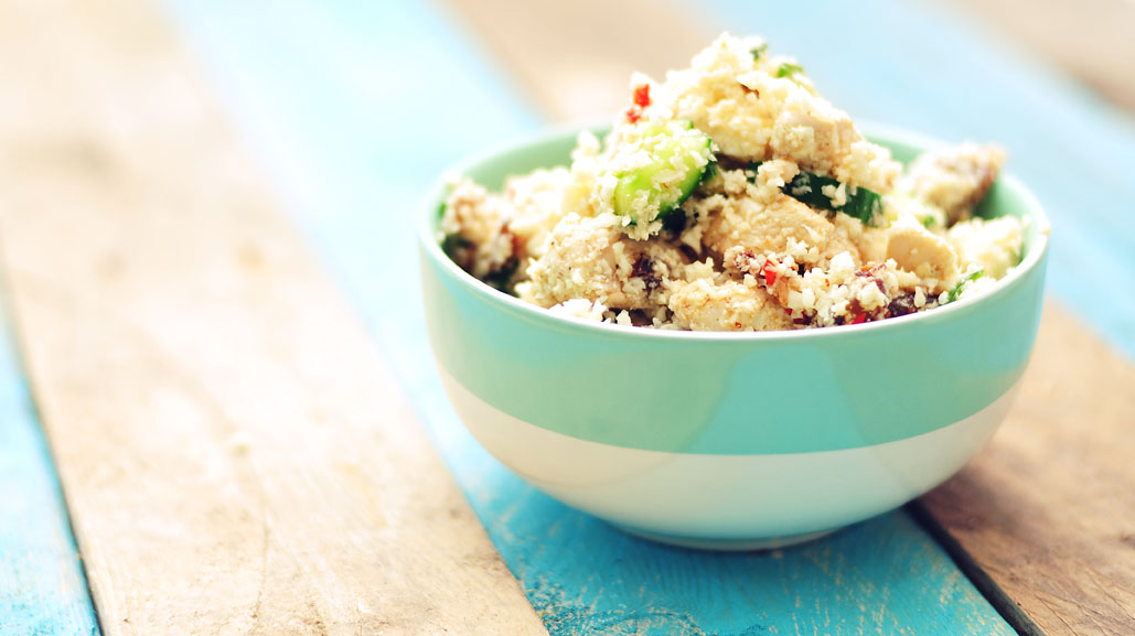 Couscous van bloemkool met dadels en feta