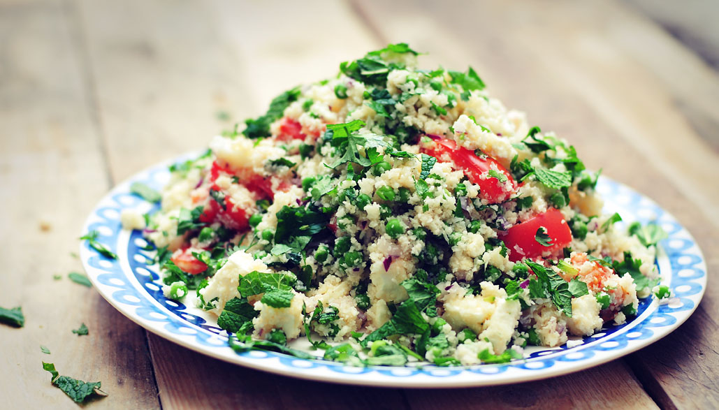 Bloemkoolcouscous met doperwten en rode ui