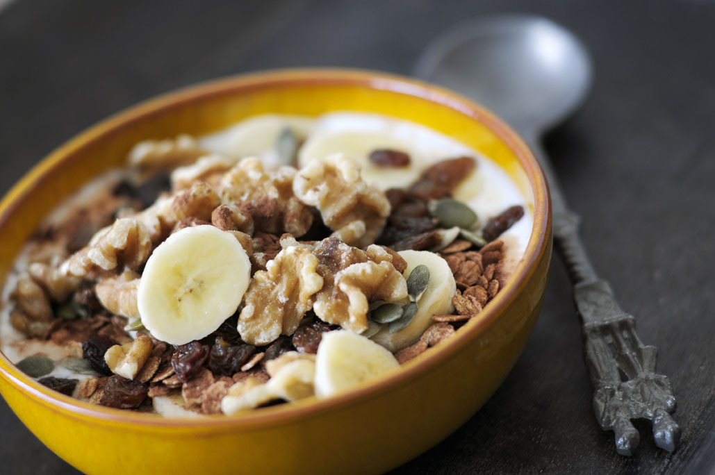 Gezond ontbijt met walnoten cacao en banaan