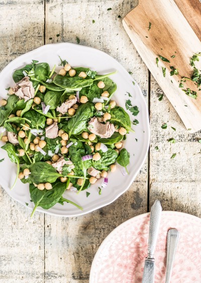 salade van kikkererwten en tonijn