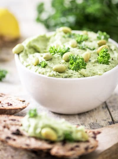 Hummus van avocado en bonen