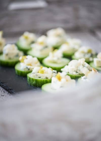 komkommer toastjes met blauwe kaas en zoete peer