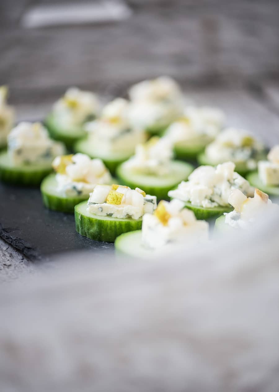 komkommer toastjes met blauwe kaas en zoete peer