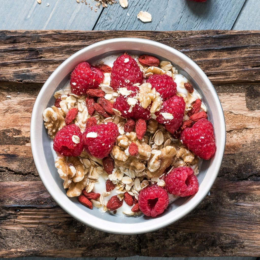 Yoghurt met rood fruit, havervlokken, walnoten en gojibessen