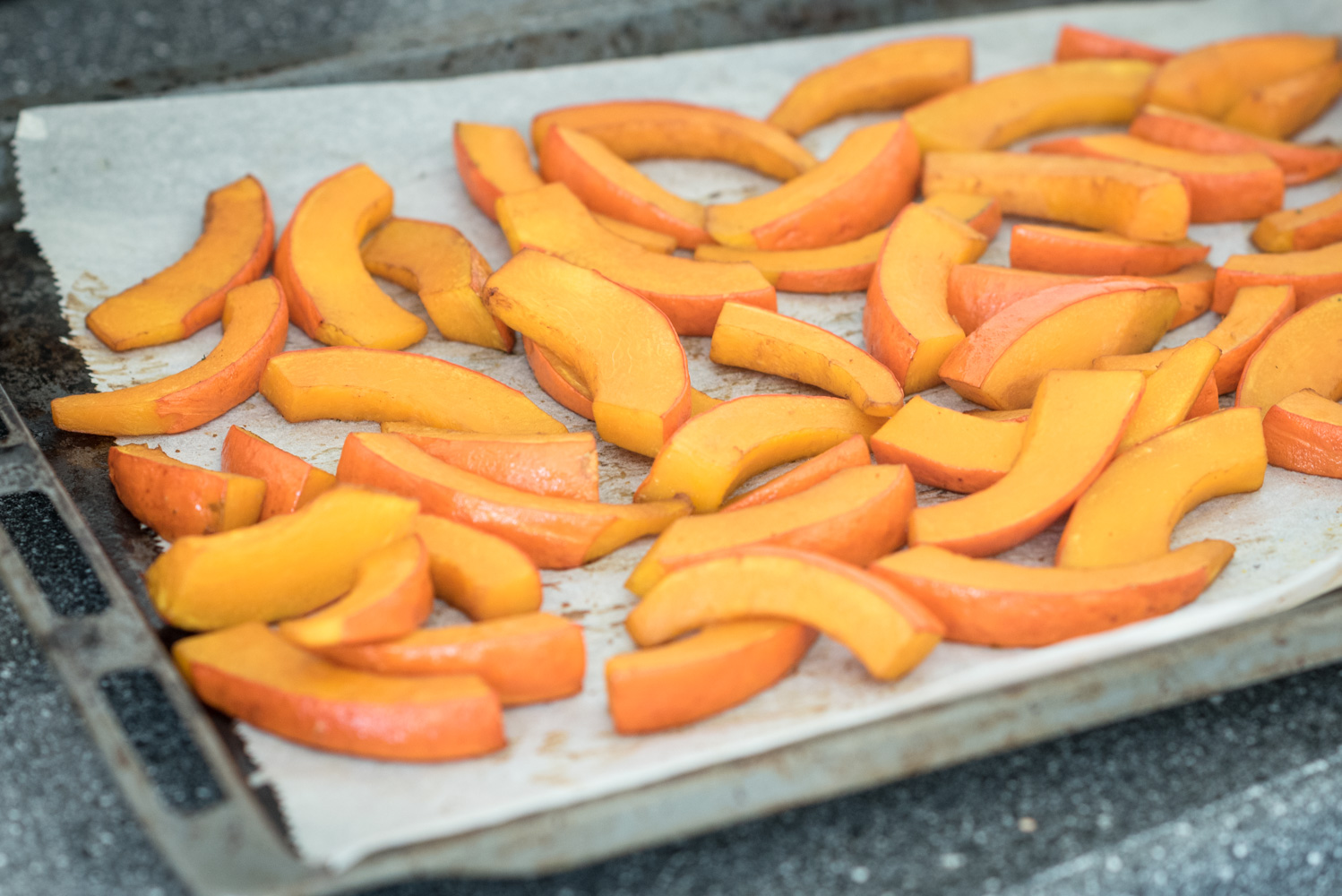 Bereidingsfoto van de pompoen salade, pompoen komt net uit de oven en is gaar